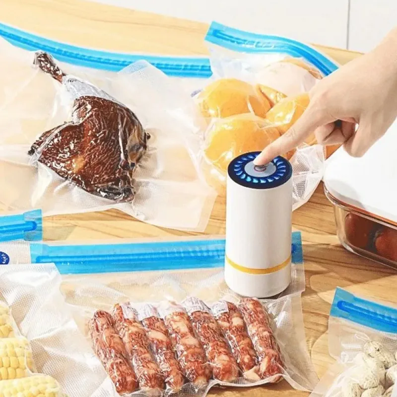 Bomba de vacío sacando el aire de bolsas con carne