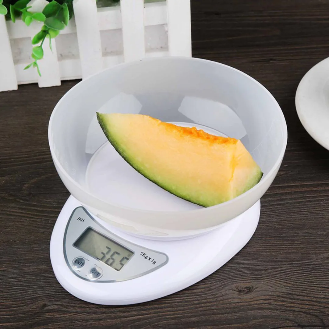Gramera de cocina pesando una tajada de melón