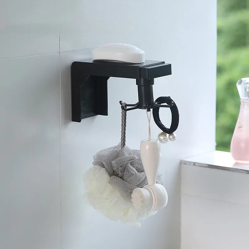 Organizador de pared con ganchos en el baño