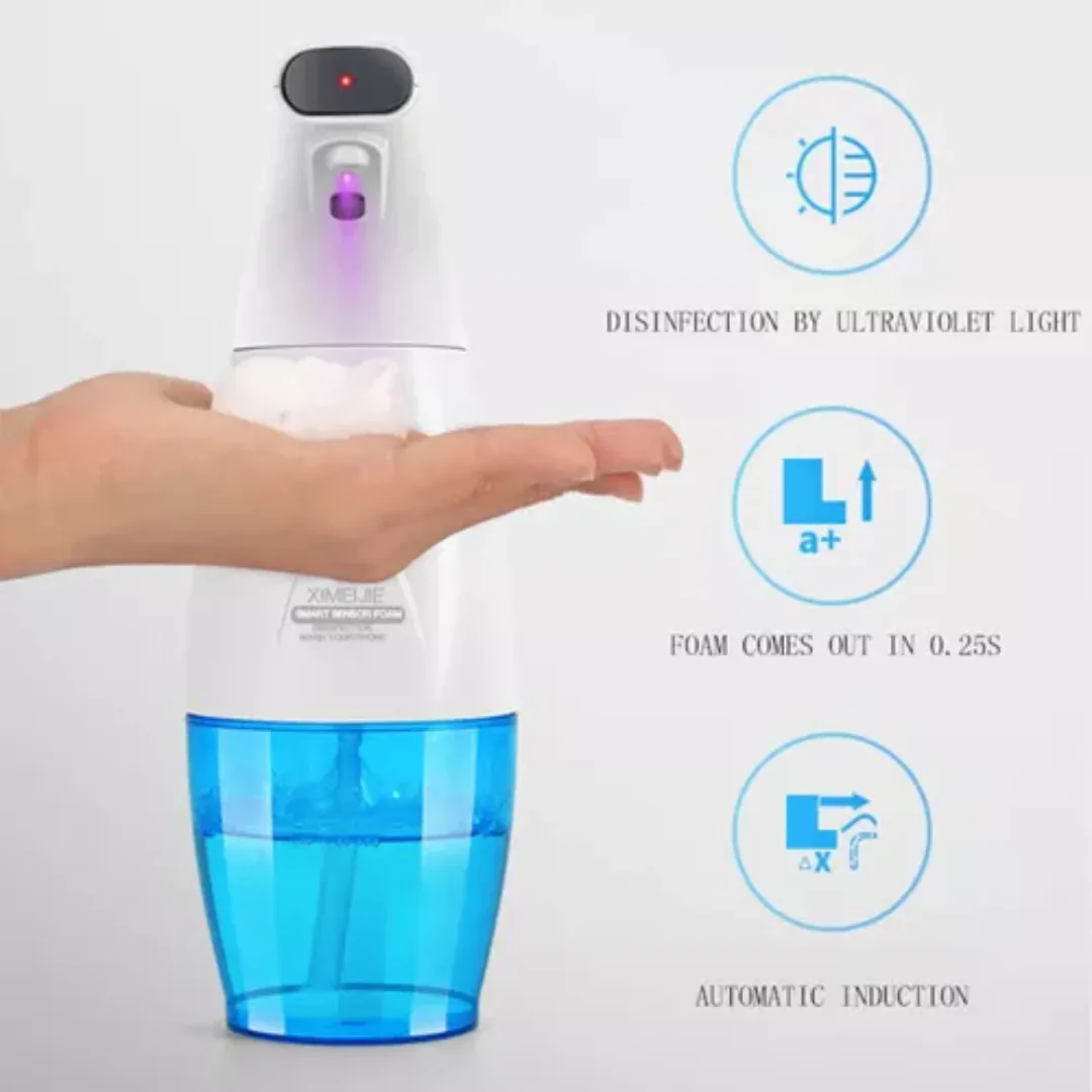 Mano bajo el dispensador de jabón con sensor y luz UV