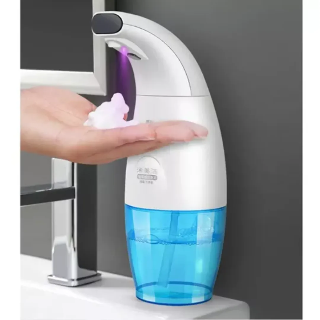 Dispensador de jabón automático dando espuma en el lavamanos