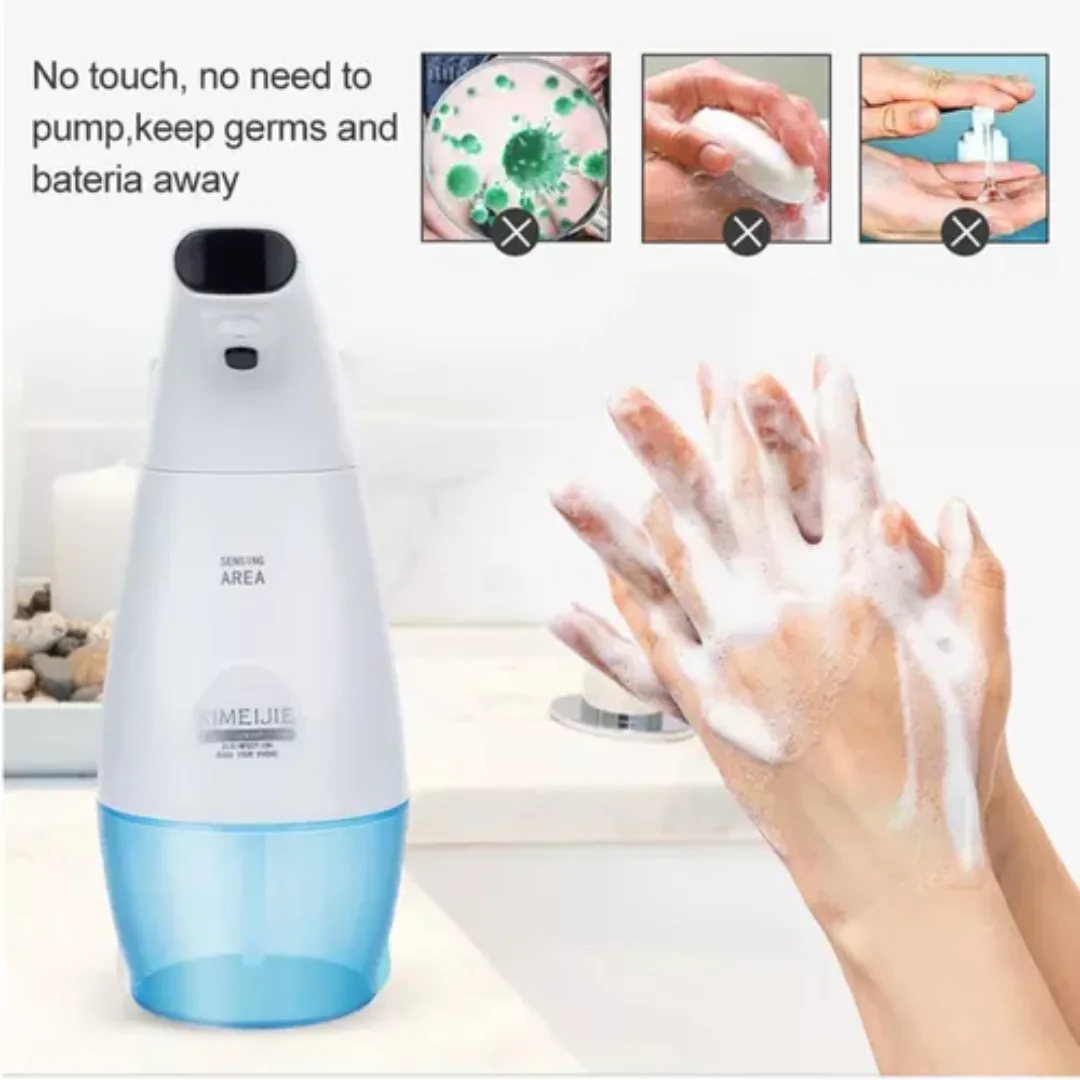 Lavado de manos con la espuma del dispensador sin contacto
