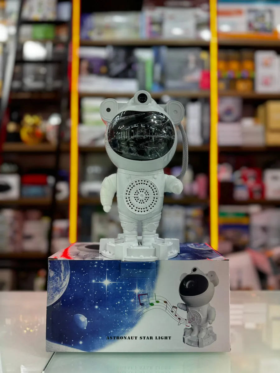 Proyector astronauta sobre su caja