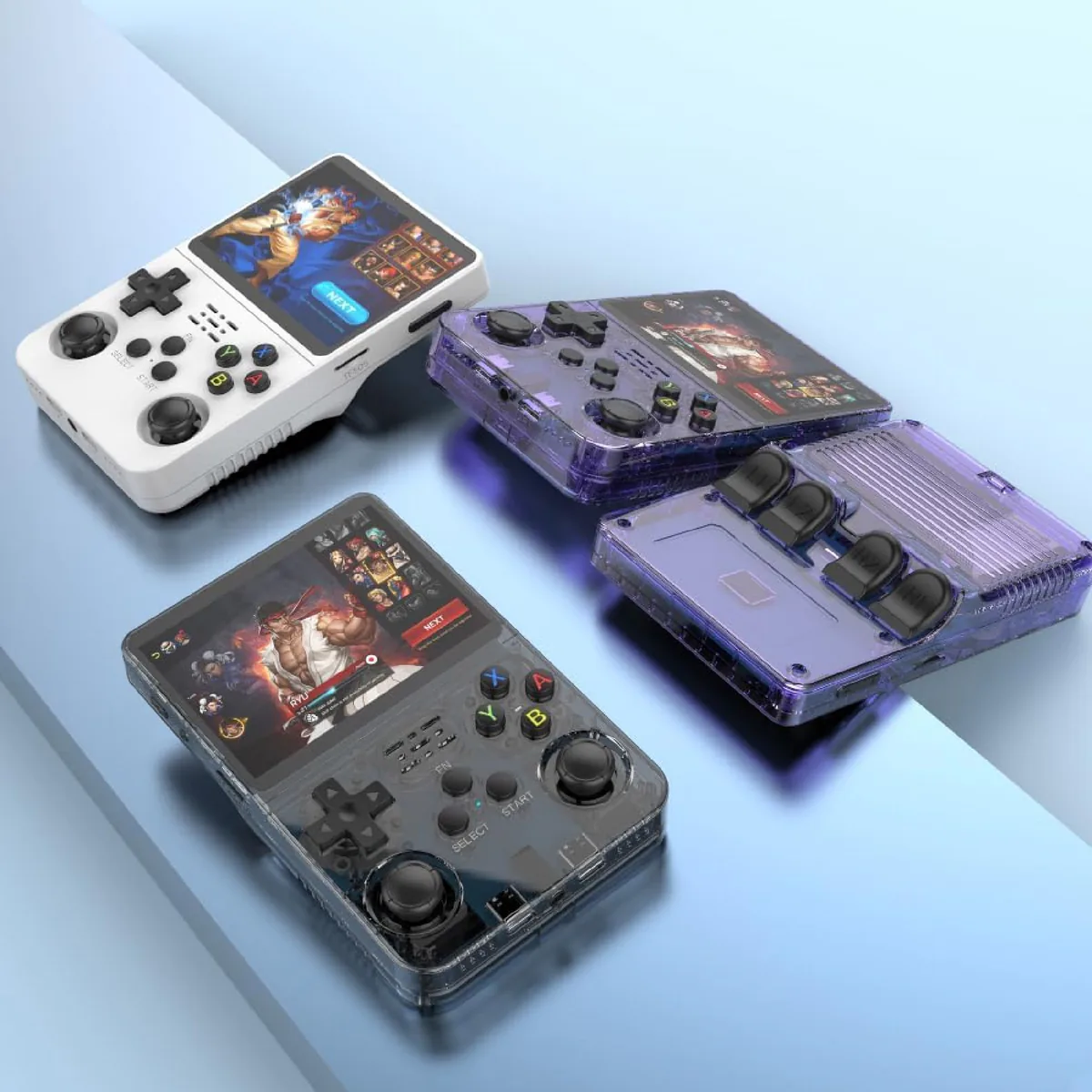 Consolas R36S blanca, morada y negra transparente sobre una mesa