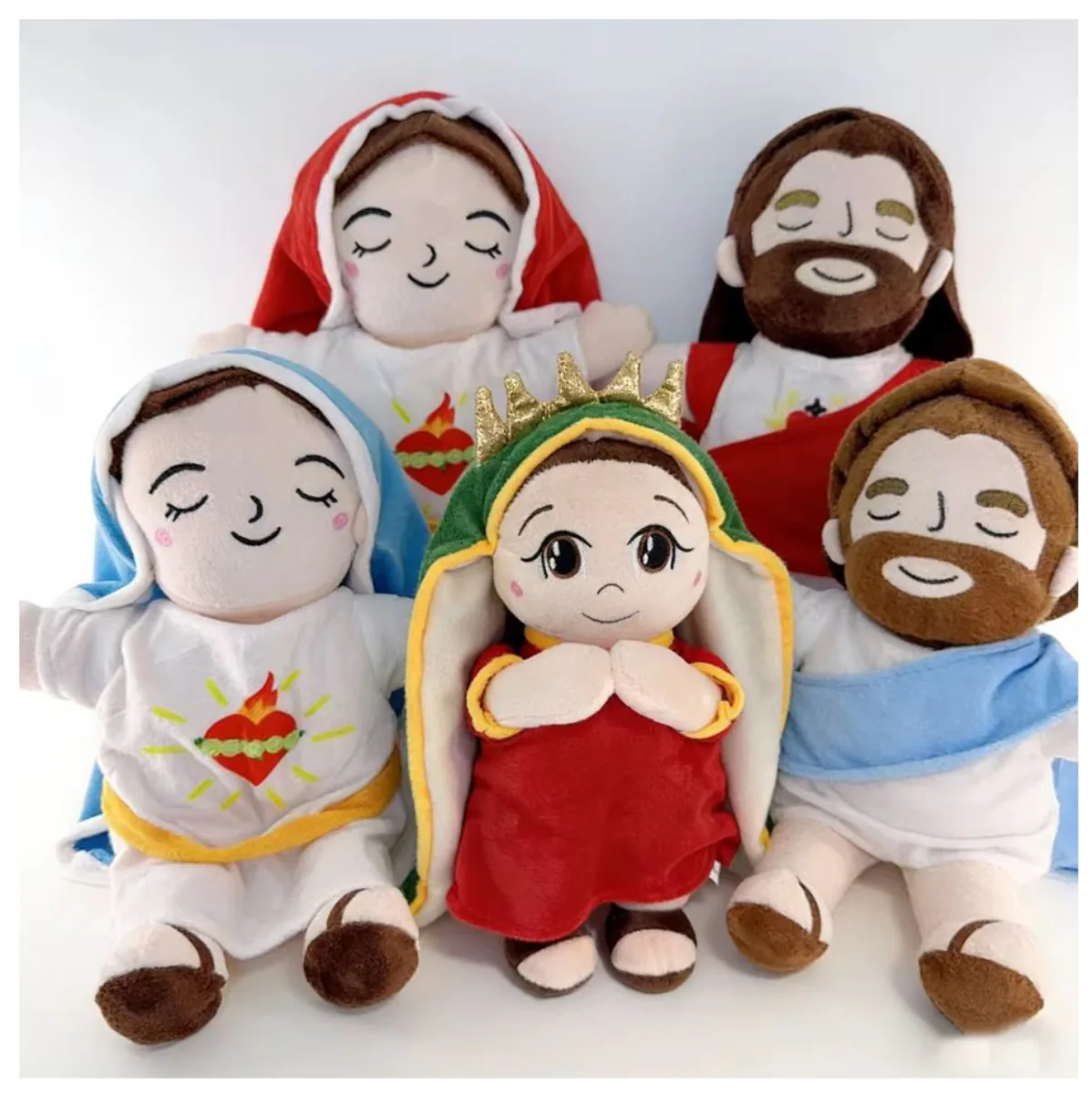 Los 5 modelos del peluche: María con manto verde, azul o rojo y Jesús con manto azul o rojo