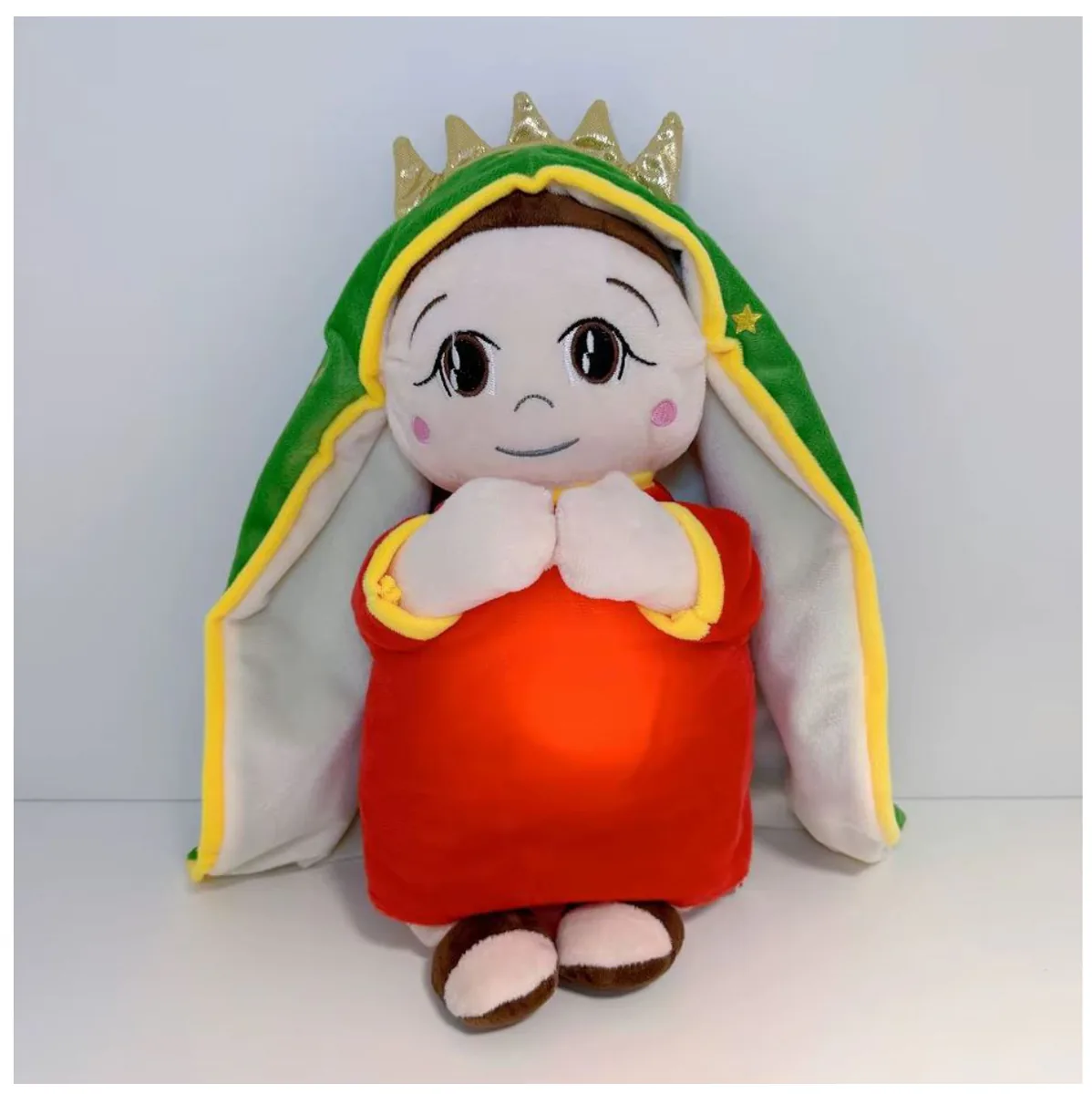 Peluche de la Virgen María con manto verde, corona dorada y vestido rojo iluminado