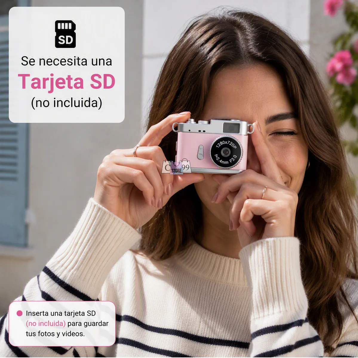 Mujer tomando una foto con la mini cámara rosada; aviso de tarjeta SD no incluida