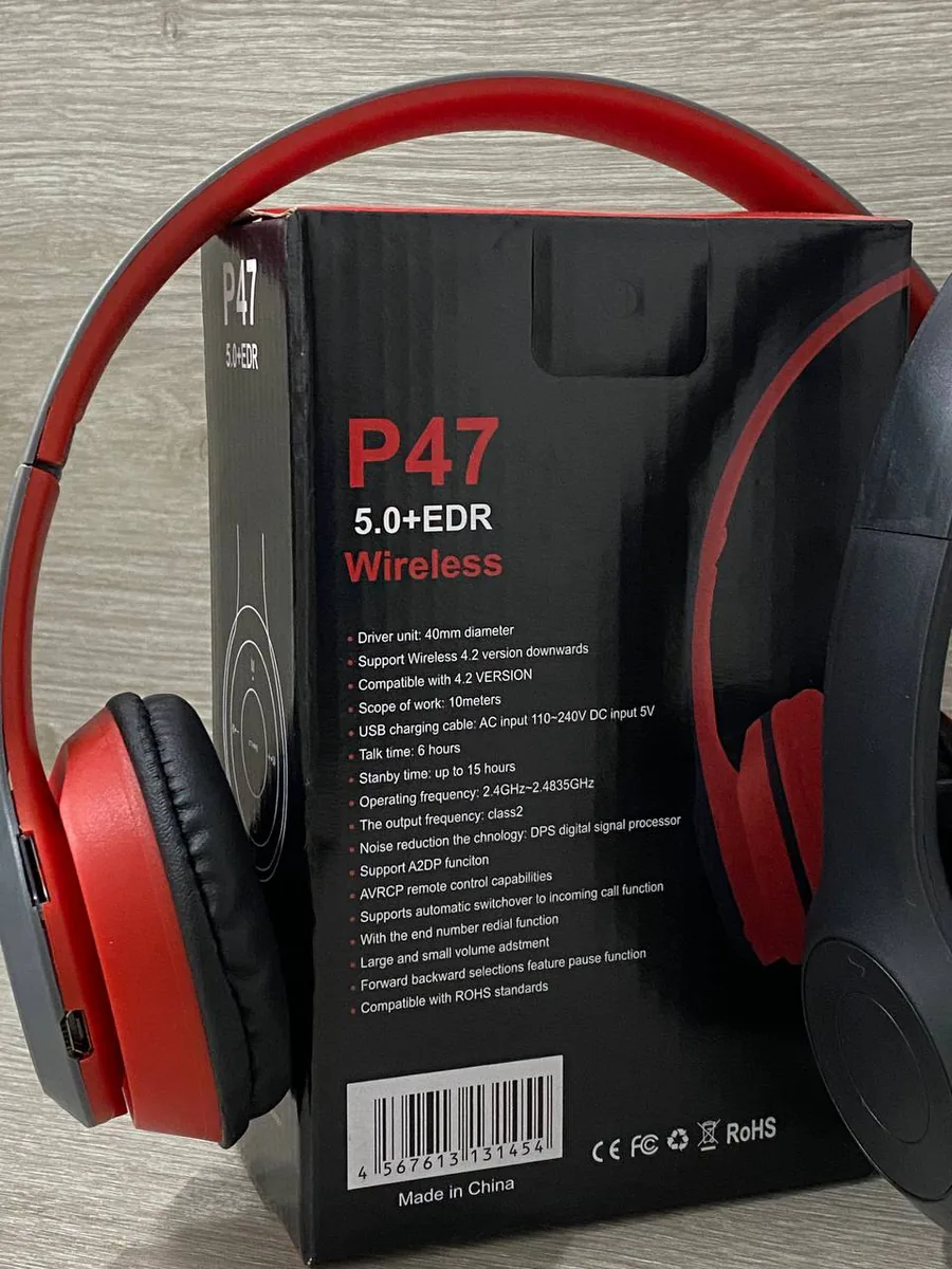 Audífonos P47 rojos junto a la caja con sus especificaciones