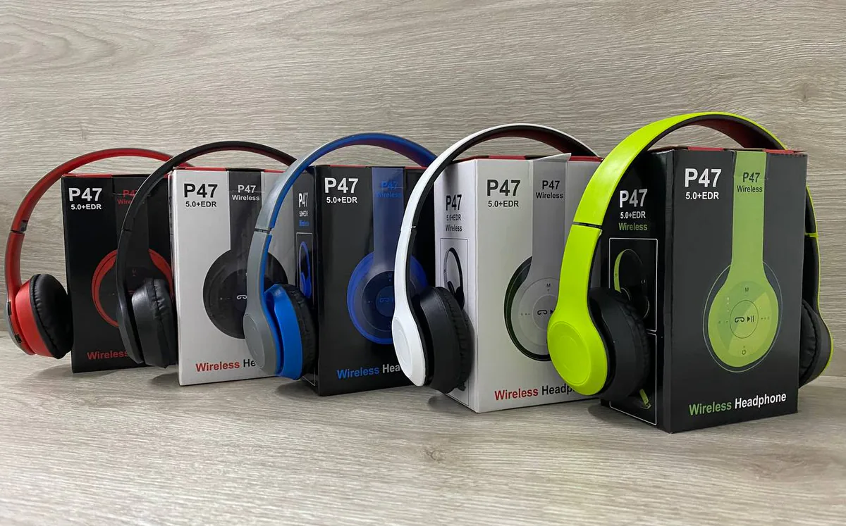 Los 5 colores de audífonos P47, cada uno sobre su caja