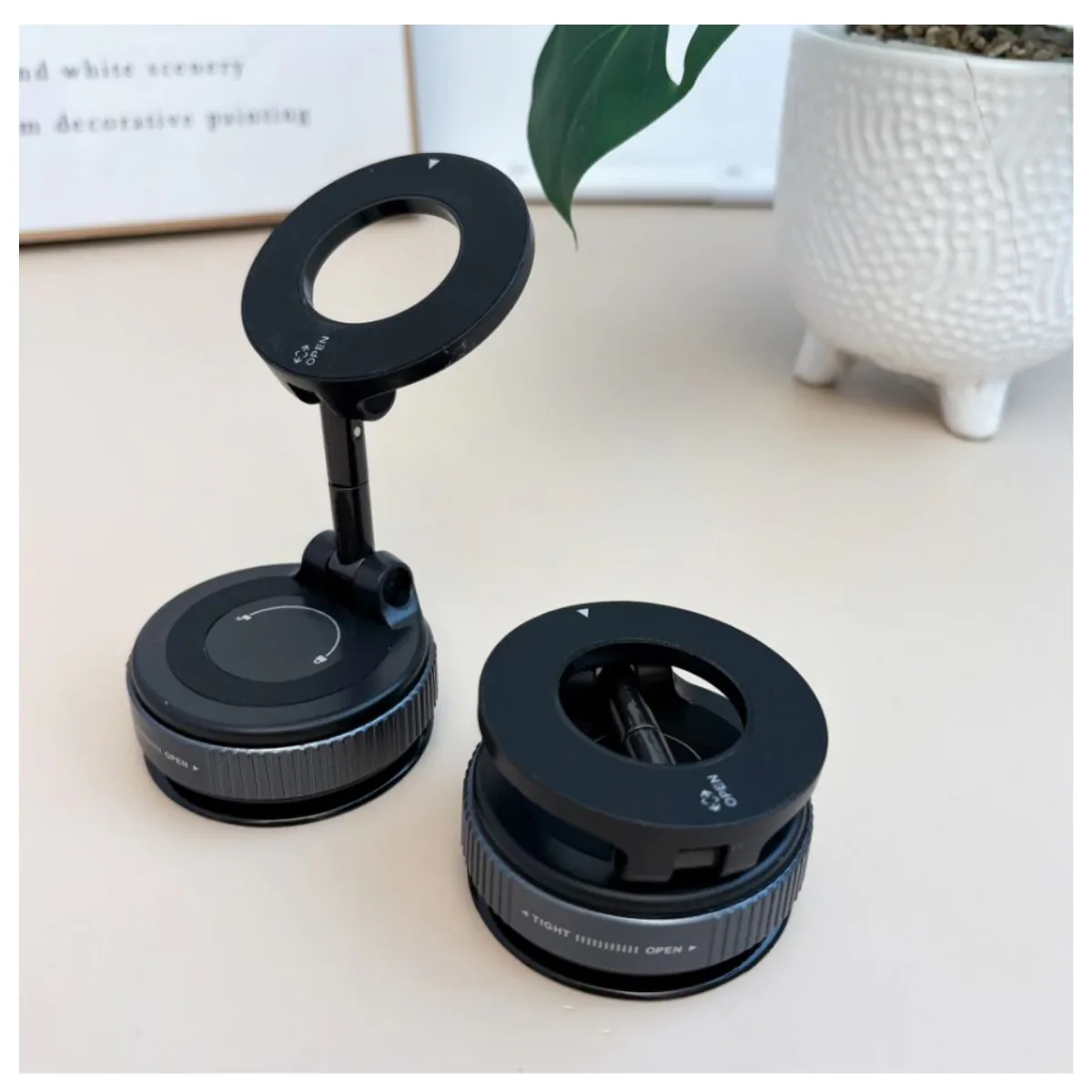 Dos soportes magnéticos para celular, uno abierto y otro plegado, en un escritorio
