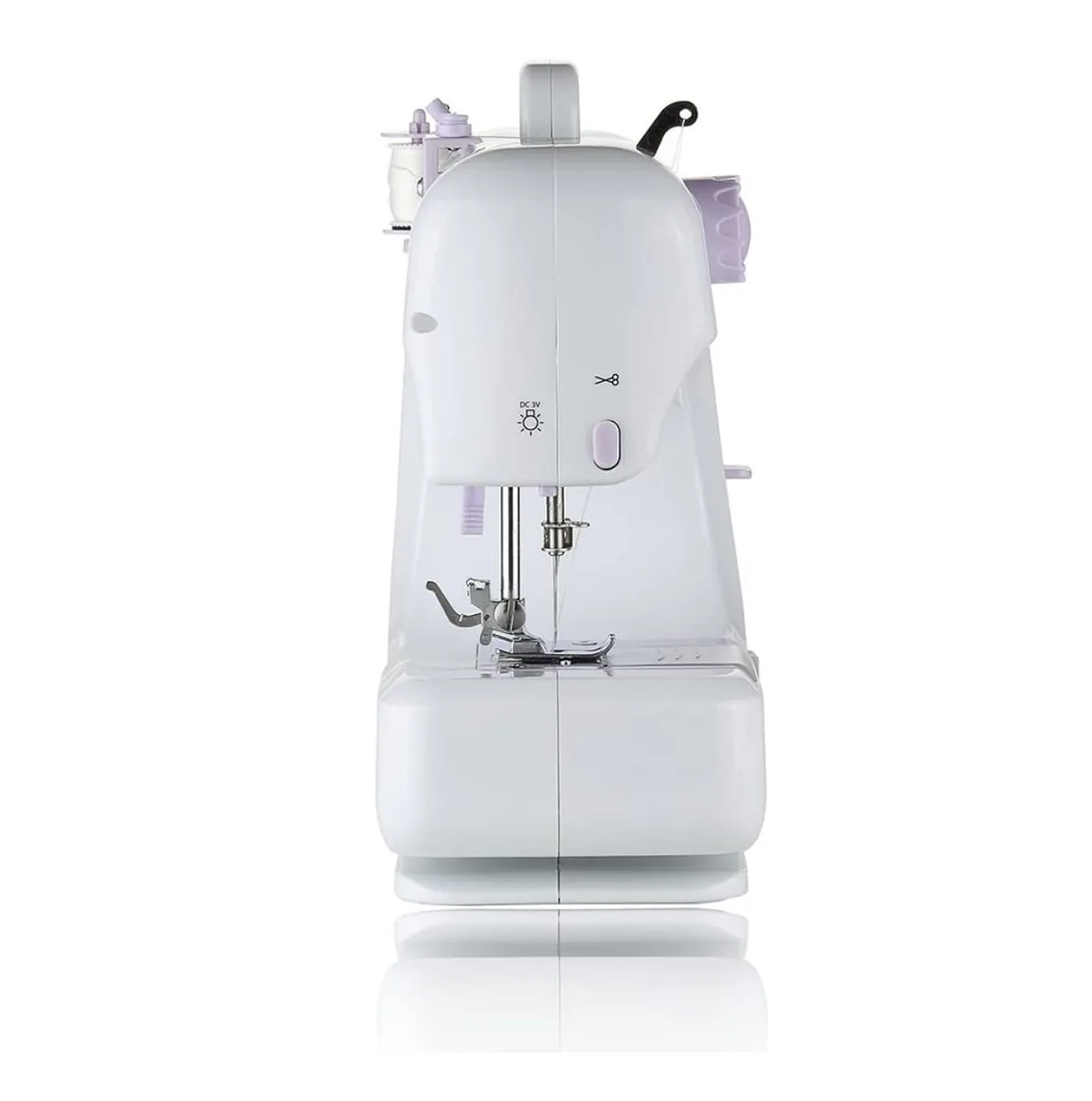 Máquina de coser portátil blanca vista de frente, con la aguja y el prensatelas