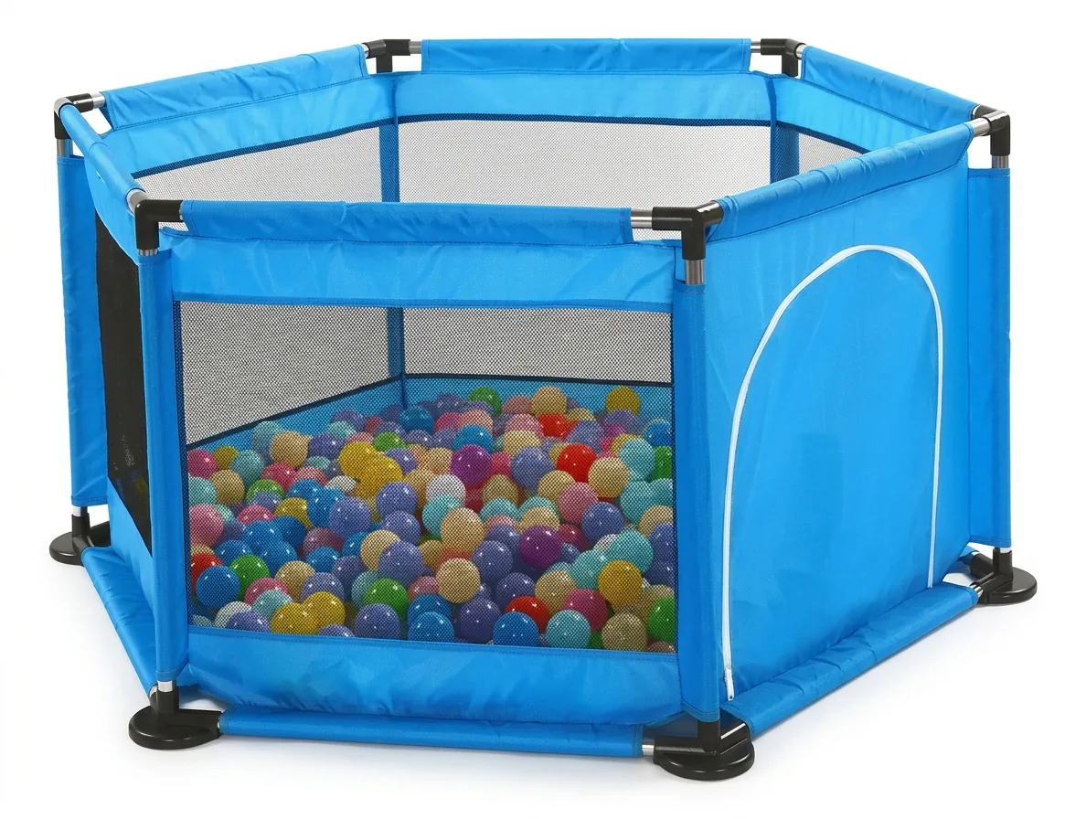 Corral hexagonal para bebé azul claro con paredes de malla y pelotas de colores dentro