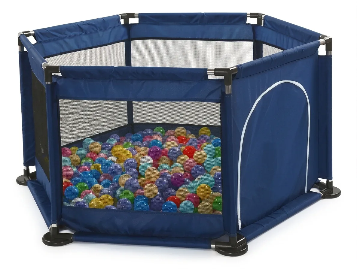 Corral hexagonal para bebé azul oscuro con malla y pelotas de colores dentro