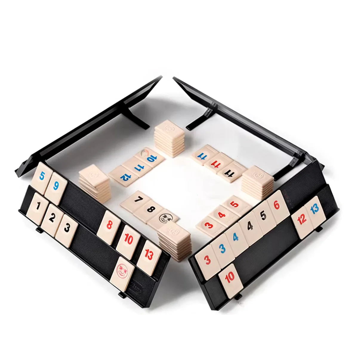 Cuatro atriles del juego rummy en cuadro, con pilas de fichas en el centro