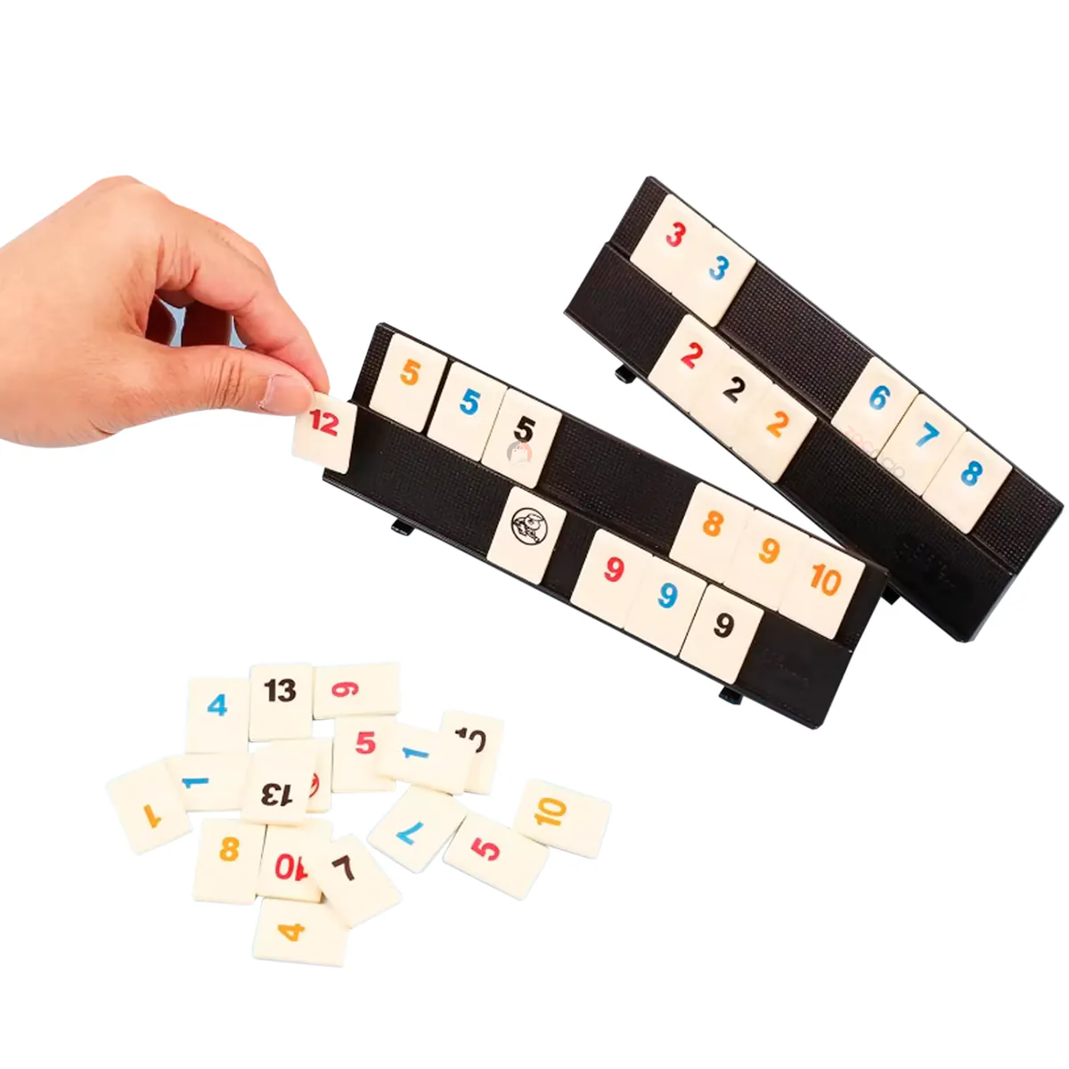Mano poniendo una ficha en el atril del juego rummy de viaje