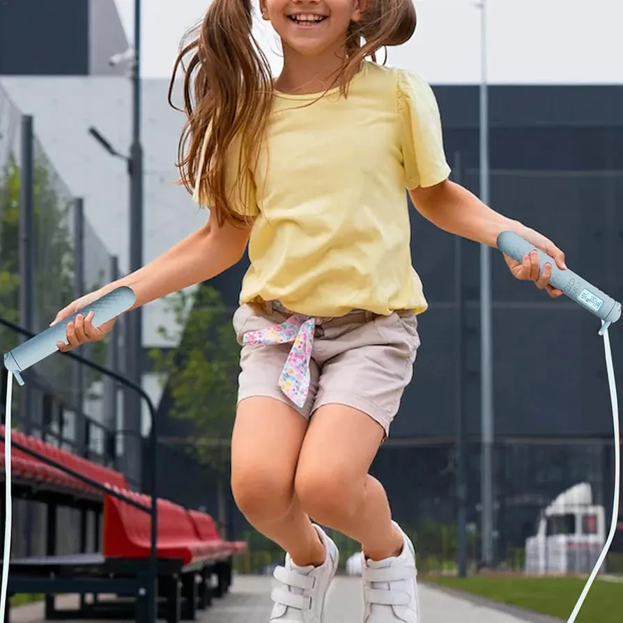 Niña saltando con la cuerda con contador azul en un parque