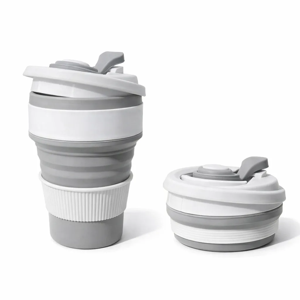 Vaso plegable de silicona gris desplegado junto a otro plegado