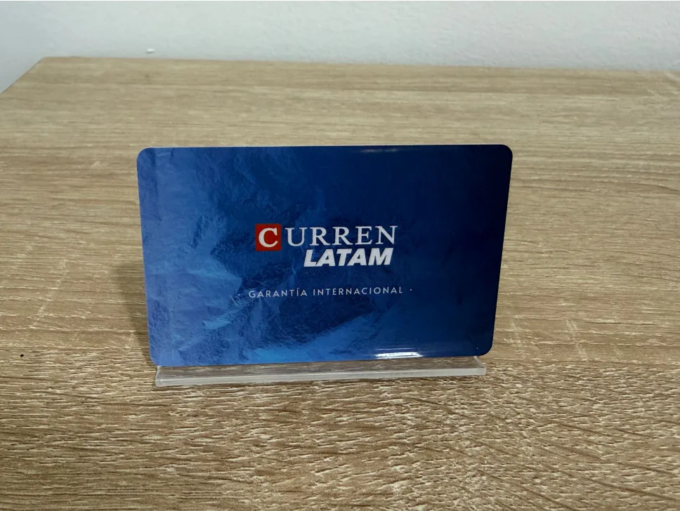Tarjeta de garantía internacional Curren Latam sobre una mesa de madera