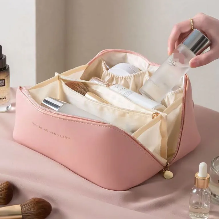 Cosmetiquera rosa con apertura amplia y brochas y frascos dentro