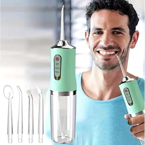 Hombre usando el irrigador bucal verde junto a sus boquillas