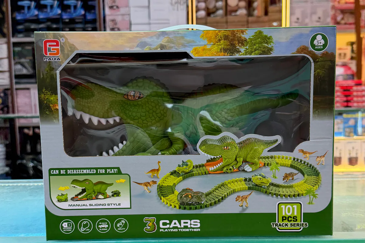 Caja de la pista de dinosaurios de 101 piezas con 3 carros