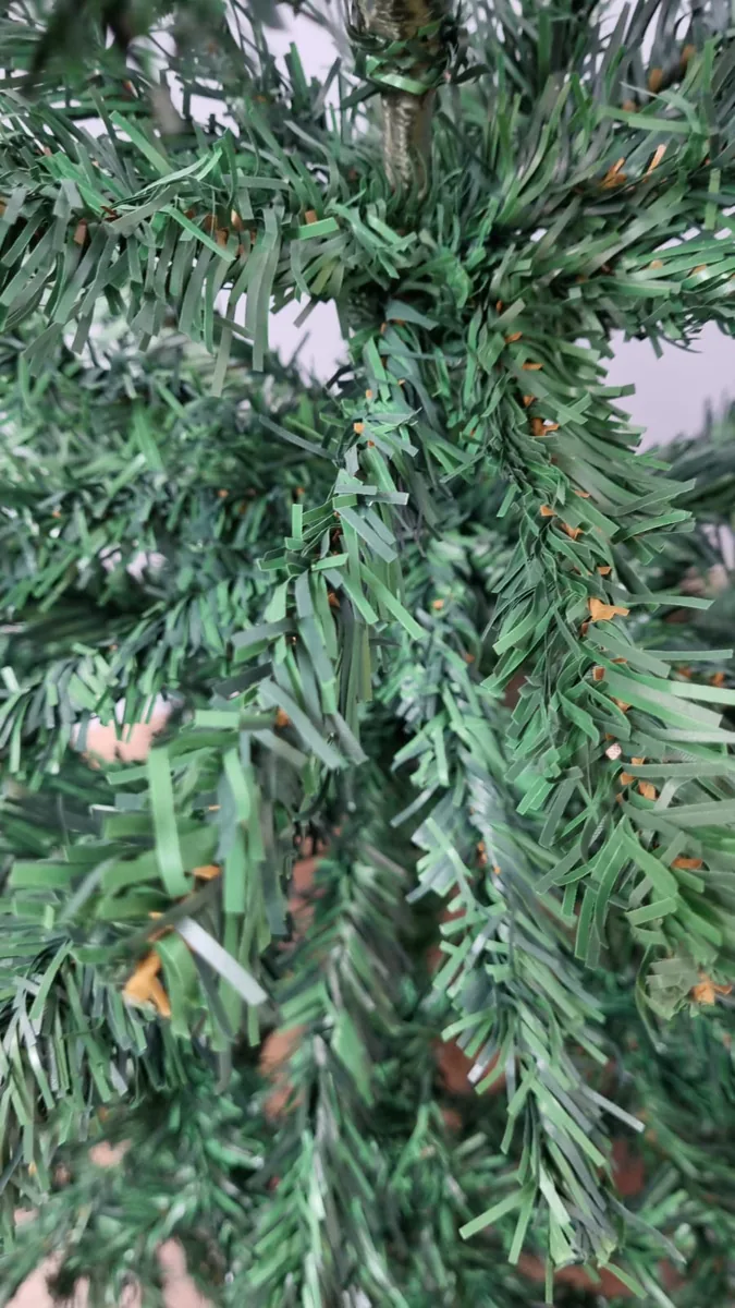 Detalle de las ramas y puntas de PVC del árbol de Navidad