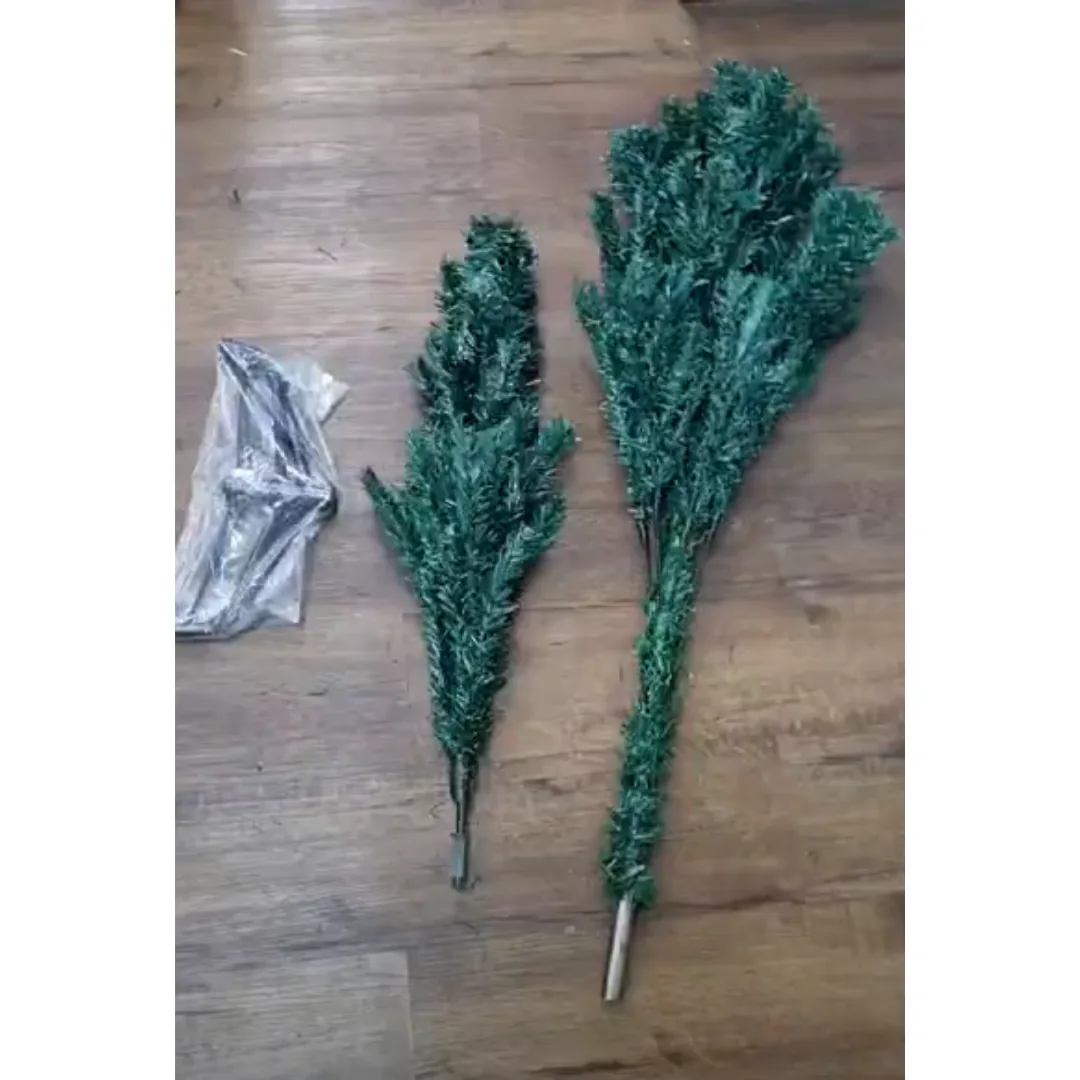 Dos secciones del árbol de Navidad sin abrir junto a la base en su bolsa