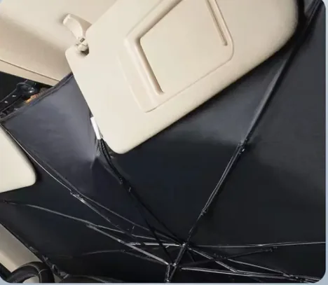 Parasol sombrilla sostenido por el parasol del carro contra el parabrisas