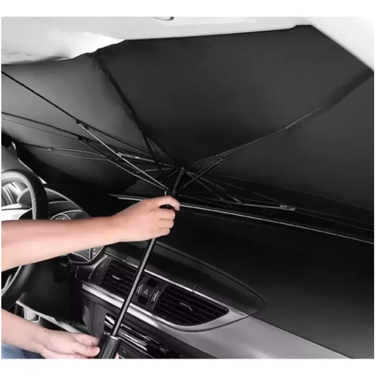 Persona abriendo el parasol tipo sombrilla dentro del carro