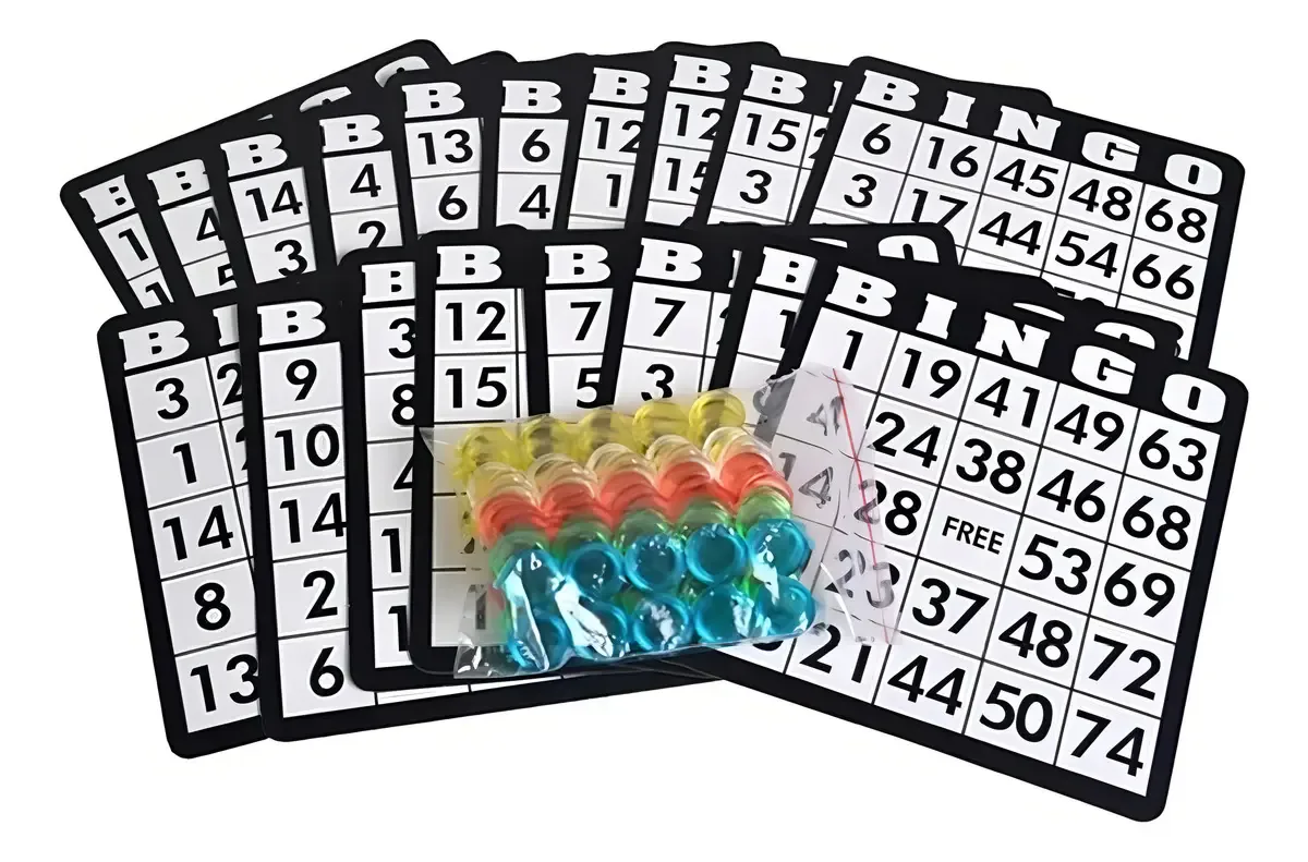 Cartones de bingo con números y fichas de colores en su bolsa