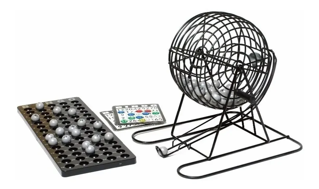 Balotera de bingo junto al tablero con balotas y dos cartones