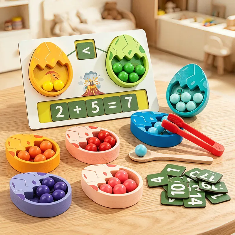 Tablero con la suma 2 + 5 = 7, huevos de dinosaurio con bolitas, pinza y fichas de números