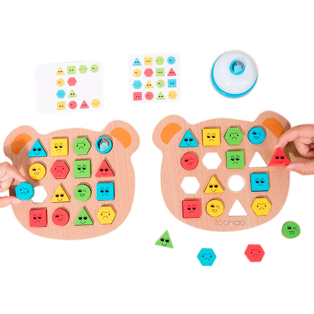 Dos tableros de oso a medio armar con bloques de colores, tarjetas y timbre