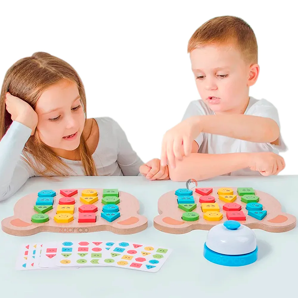 Niña y niño jugando al juego de rapidez con bloques de madera y timbre