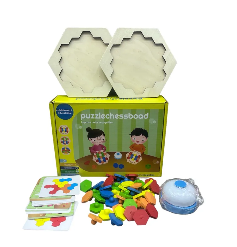 Tableros hexagonales de madera, caja, tarjetas, piezas de colores y timbre del juego