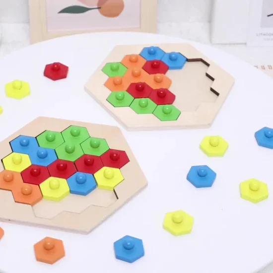 Dos tableros hexagonales a medio armar con piezas de madera de colores