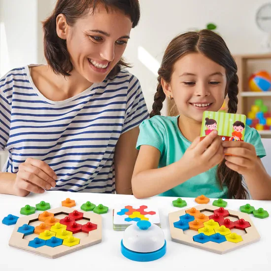 Madre e hija jugando al rompecabezas hexagonal con tarjetas y timbre