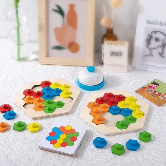 Rompecabezas hexagonal armado en dos tableros junto al timbre y las tarjetas