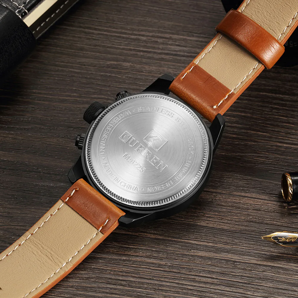Tapa trasera de acero del reloj Curren 8225 con el modelo grabado