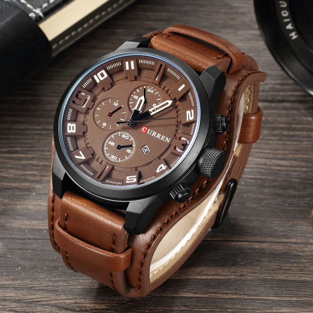 Reloj Curren 8225 con esfera café y fecha sobre una mesa de madera