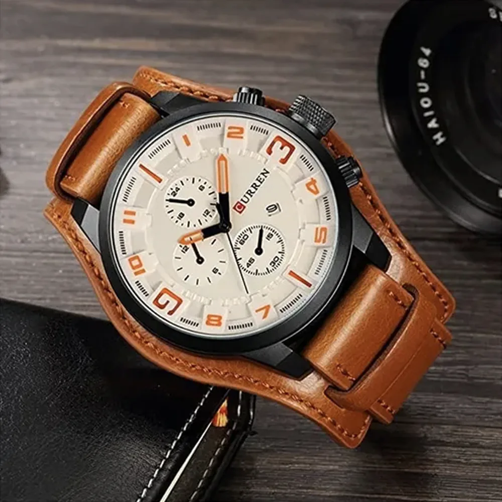 Reloj Curren 8225 con esfera blanca y números naranja sobre una mesa