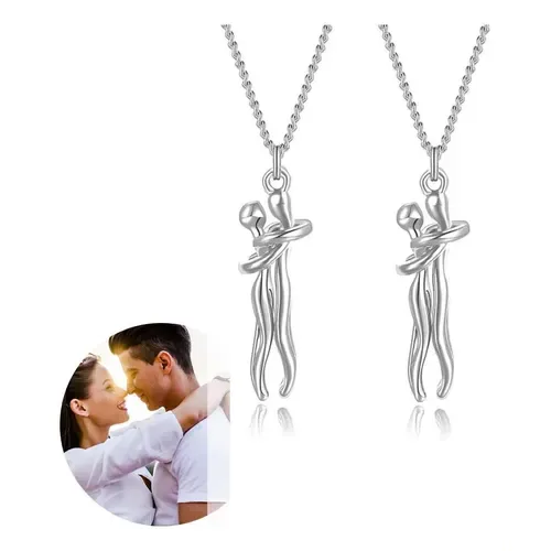 Dos collares Abrazo Eterno plateados junto a la foto de una pareja