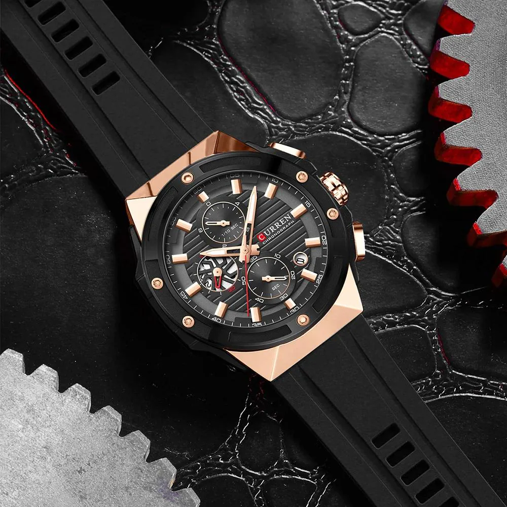 Reloj Curren 8462 negro y oro rosa sobre una superficie de cuero negro
